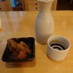 壱の座 有楽町串酒場 - お通し（500円）、手取川（1,280円）