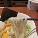 酒肴場 屯 - いつもの冷やしとは異なる平打ち中太麺。ツルッとしていてご常連もあります