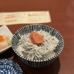 酒肴場 屯 - ご飯の上にはたっぷりの釜揚げしらすと明太子