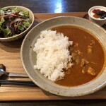 Resutoran Ata - チキンカレーセット (スパイシーで辛め) にカレールーの大盛りとサラダの大盛り