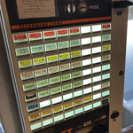 自家製中華そば としおか - 券賣機。