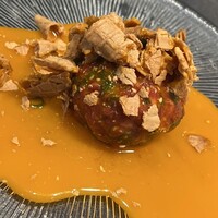 #ヒロキヤ六本木 - コーンに乗っかったアイスクリームのような状態で着膳。ひっくり返すとコーンの底から卵黄ソースが流れ出し、コーンを手でクシャクシャにすれば完成。まるでユッケ団子。