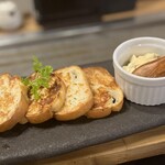 鉄板焼 もんじゃ焼 ひいろ - 「海老パン」そのままでも海老の風味で美味しいバゲットやけど、タルタルも美味くてハマる