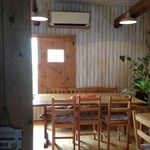 赤とうがらし - 奥にある洋風の小上がり。同じ店とは思えない雰囲気です。