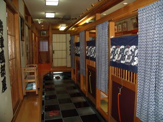 Chanko Daigaku - 店内の風景。相撲部屋の名前を冠した各個室が並びます。