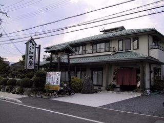 Chanko Daigaku - お店の外観は両国国技館のよう。個室から見える庭園の景色もきれいですよ。