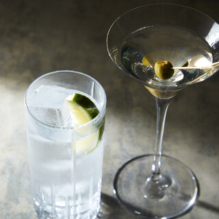 夜景と共に味わう、経験豊富なバーテンダーによる上質なカクテル