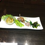 やっちろ - 焼き茄子久しぶりで美味しかった。食べるのは簡単だけど作るのはᕙ⁠(⁠⇀⁠‸⁠↼⁠‶⁠)⁠ᕗあと、ニラと塩昆布、意外だけど美味しかった