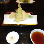 やっちろ - 隠れてるけど、若鮎、生姜の方も天麩羅、イカの耳もウマウマ