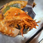 Okonomiyaki Teppanyaki Sora - 唐麺ですがそれほど辛いタイプは使っておらず、味わいのアクセントくらいの位置付け
                        綺麗に形を整えつつ焼いてあるので、全体的にバランスの取れたお好み焼きだったかと思います