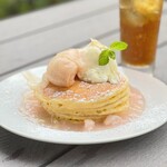 カフェ サカイ - 桃とリュクスレアチーズクリームパンケーキ