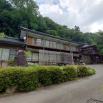 暖 - 右側が店舗となる