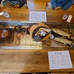 暖 - テーブルには飾り窓がありいろいろと飾られている