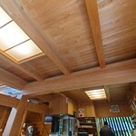 暖 - ぶっとい梁が使われている