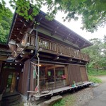 暖 - 店舗外観
      左側の扉から入り靴を脱いで入店する