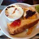 暖 - ○トースト
                                いちごジャムと小倉マーガリンの食パン。
                                この食パン、柔らかくて上質だねえ❕
                                パン自体にも旨味がある。