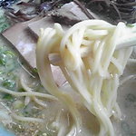 一番星 - 麺は中細麺ストレート。硬さは標準が”通”です。