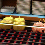 やきとり大吉 - ナスチーズ・み　（焼いてるところ）