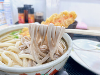 Sanuki Udon No Eki Ayagawa - 蕎麦はかなり平たいタイプ
                        コシや硬さ、風味はわかりにくいかも