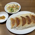 Minamisuna Gyouzabou - 羽根つき焼き餃子とザーサイと生野菜サラダです。（2023年７月）