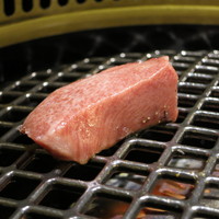 仙台牛焼肉 花牛 - 厚みは20ミリくらいかな・・・。