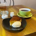カフェ モナミ - リンゴとキャラメルのケーキとコーヒー