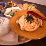 葉菜茶 - 今日のメインおかずは、鶏バーグのしめじアンでした。
