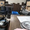 Motsu Ishi - 食事をしているすぐ脇に他の客の食べたあとの食器や灰皿が積み重なれている不清潔感満載の店内
