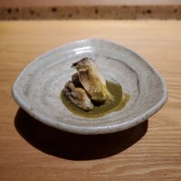 恵比寿 鮨 藤 - 蒸しアワビ～肝ソース (最初はそのままいただき、余りの肝ソースにシャリを投入しいただきます)