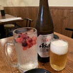 大衆居酒屋 乾杯屋 - アサヒスーパードライ(中瓶)   528円(税込)
突き出し   308円(税込)