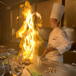 鉄板焼 下野 - 香り付けのフランベ