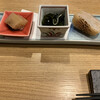 道しるべ - 料理写真:お通し（煮こごり・ワカメの酢の物・炙り寿司）