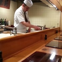赤坂とゝや魚新 - カウンター越の板さん
