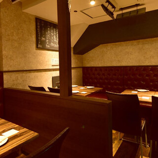 隠れ家のような店内は、カジュアルながら落ち着きある洗練空間