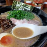 Ramen Hibiki - 響らーめん：豚骨の旨みが溶け込んだ濃厚スープ