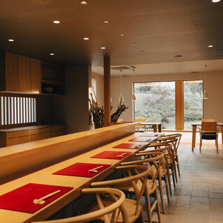 モダンで落ち着いた隠れ家空間で会食や接待、記念日などに。