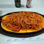 えん - パスタはアルデンテではなくて
            普通にブツッと切れる感じの食感。
            
            ケチャップの酸味は消えてて
            ケチャップの甘味のみになってるのが
            僕的にはわりと好みな味わい