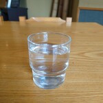 やぶ善 - 管理のしっかりしたコップで提供されるお水。