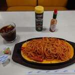 えん - ●Bセット　880円
            （イタリアンスパゲティー&アイスコーヒー）
            ◯イタリアンスパゲティー
            下の鉄板に薄卵焼きが敷かれている
            この地方ではデフォとなる布陣❔（笑）
            ひとまず何も掛けずに頂いてみた