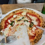 Zecchini Pizza Bancarella - ゼッキーニ レギュラーサイズ  食べ進めてしまった！