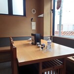 やぶ善 - 店内入ってすぐ右のテーブル席。