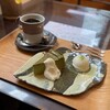 ニンナ・ナンナ - ホットコーヒーと宇治抹茶チーズケーキ