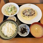 キッチン亀 - へそハンバーグ定食：ヘソハンバーグ ライス 豆腐とわかめの味噌汁 サラダ 海苔の佃煮 白菜の漬物