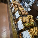 Bakery B-16 - この円形、楕円形のフォルムのパン、色んな具材、、、チョコやクルミ、デーツ、イチジク、黒豆きなこなどが混ぜた込まれたパンで、生地がしっとり&もっちり( ´∀｀)！！