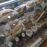 Bakery B-16 - 冷蔵ケースにはバケットサンドやキッシュ、ドリンク！