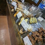 Bakery B-16 - 色んな味のチャバタやチーズ、ベーコンを使ったパン！右手前はカシスのパン、珍しい！！