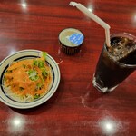 Asian dining Suba bihani - 前菜のサラダとアイスコーヒー