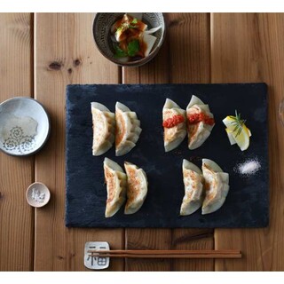 １階は、『ワインと餃子とモダンアジアン』