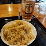 Kamata Daisakaba - お冷代わりの烏龍茶は飲み放題
      氷いっぱいなのは暑い日に助かる
      それと半炒飯