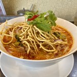 タイ料理 バーンラック - カオソーイ。マッサマンカレー的なスープに麺と揚げ麺が入ってて満足度高し。揚げ麺は跳ねずに食べるの困難。。